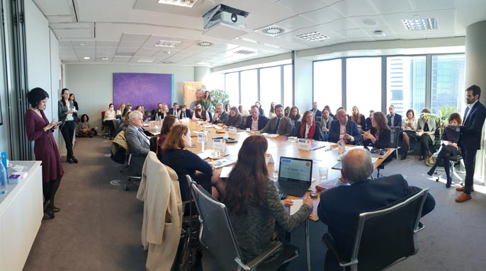 Diálogo Corresponsables con expertos y organizaciones reunidos alrededor de una mesa